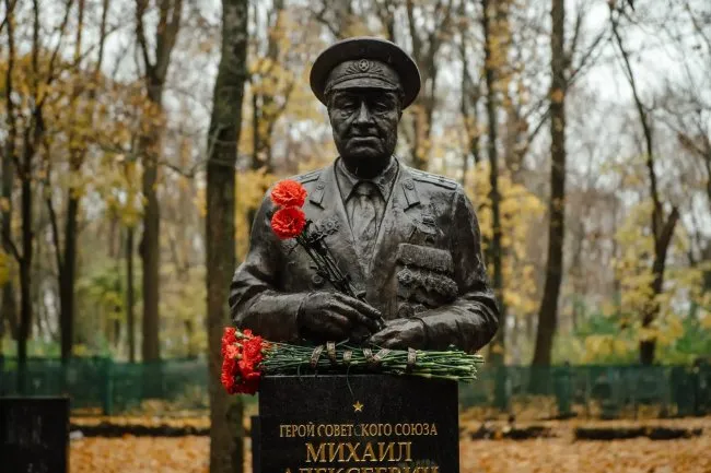 В Курске почтили память Героя Советского Союза Михаила Булатова
