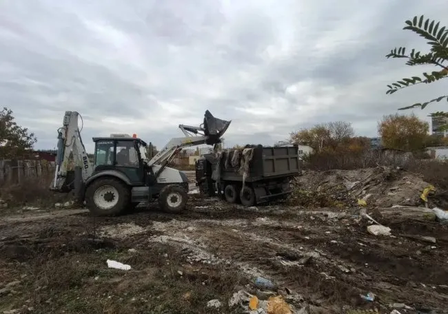 В Курске на проспекте Булатова убирают стихийную свалку