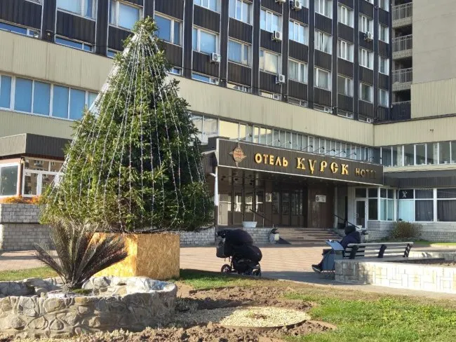 В Курске 27 октября установили первую новогоднюю ёлку