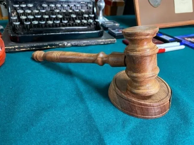 Курянин получил 320 часов работ за кражу 20 тысяч рублей из магазина