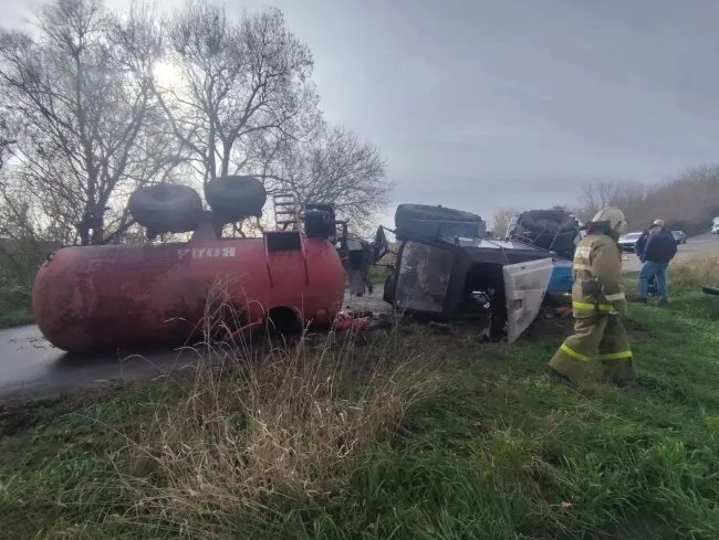 В Обоянском районе опрокинулся трактор, водитель доставлен в Курск